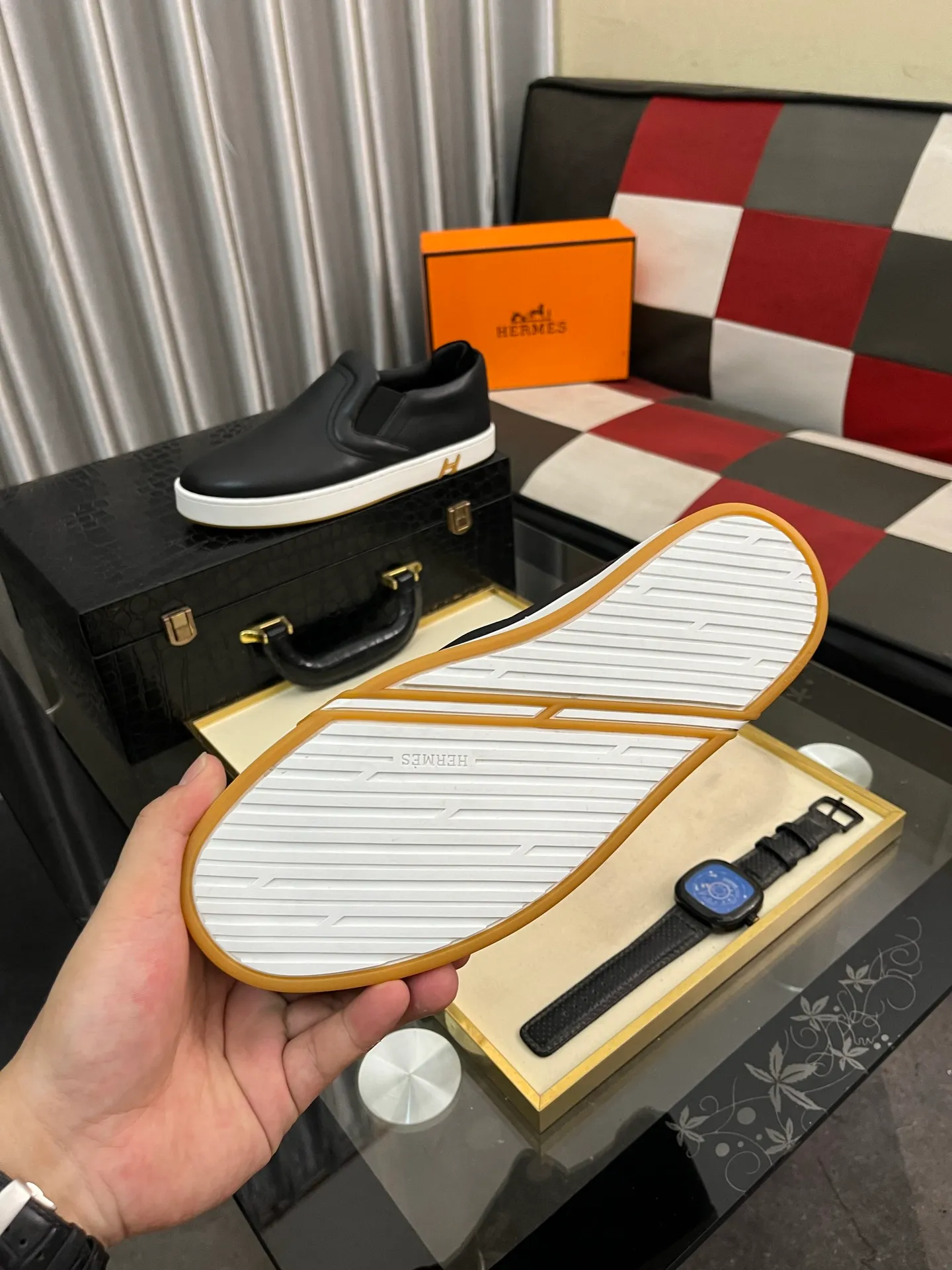 Men's Men's Shoes💰458⌚️⌚️HERMES/Hermès Hugo sneakers are casual men's shoes. These sneakers are made of imported first-layer cowhide leather and breathable mesh design. The contrasting color design creates a dynamic and modern shape. The front end of the toe is decorated with natural-color rubber inlays, making it novel and fashionable. The texture is incomparable, with cowhide lining and cowhide foot pads, the upper foot is comfortable and breathable, and the rubber sole is decorated with geometric patterns and iconic "H" details. A very personal one! Size: 38-44